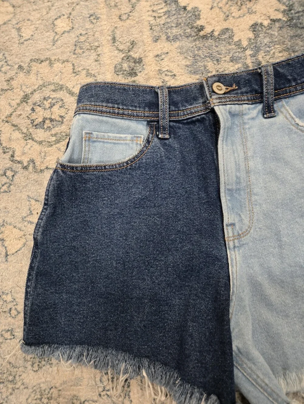 Hollister•Two-Tone Denim Ultra High Rise Vintage Short. Sz 7, 28in Waist - Picture 3 of 7